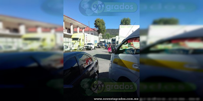 Michoacán: Habitantes de Capacuaro realizan secuestro masivo de vehículos comerciales - Foto 0 