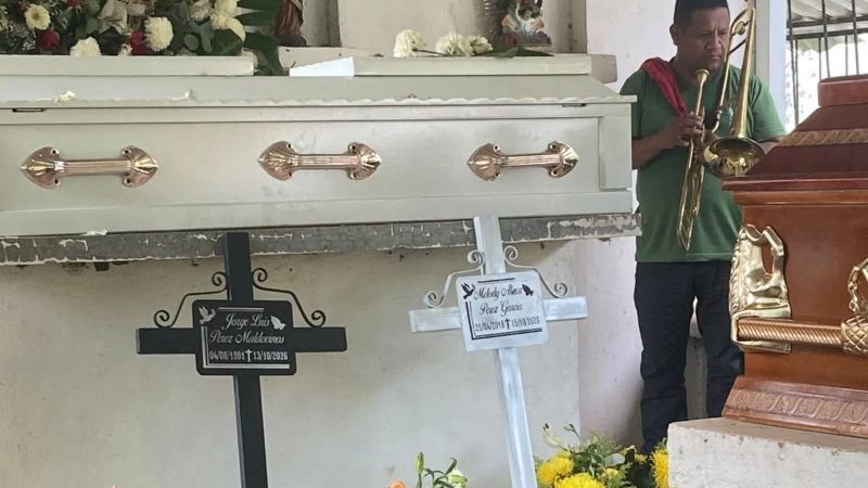 El Guayabo despide a Alexa y a su padre entre llamados de justicia 