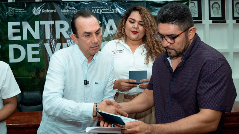 Semigrante entrega 23 pasaportes estadounidenses en Lázaro Cárdenas 