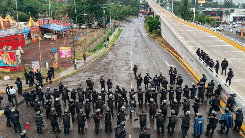 Se disuelve marcha normalista en Morelia tras agresión con cohetón que provocó quemaduras de segundo grado a una agente de la Guardia Civil 