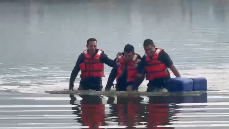 Rescatan a hombre que cayó a una laguna en la alcaldía Xochimilco 