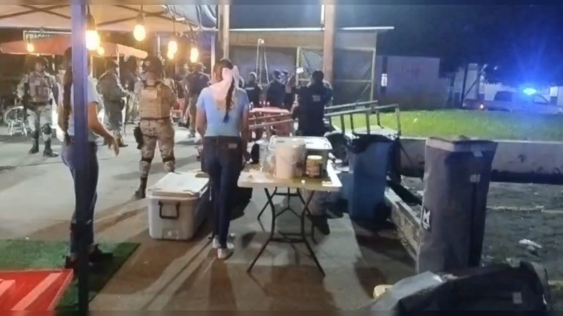 Balean a vendedor de hamburguesas en su negocio en Apatzingán, Michoacán; se debate entre la vida y la muerte 
