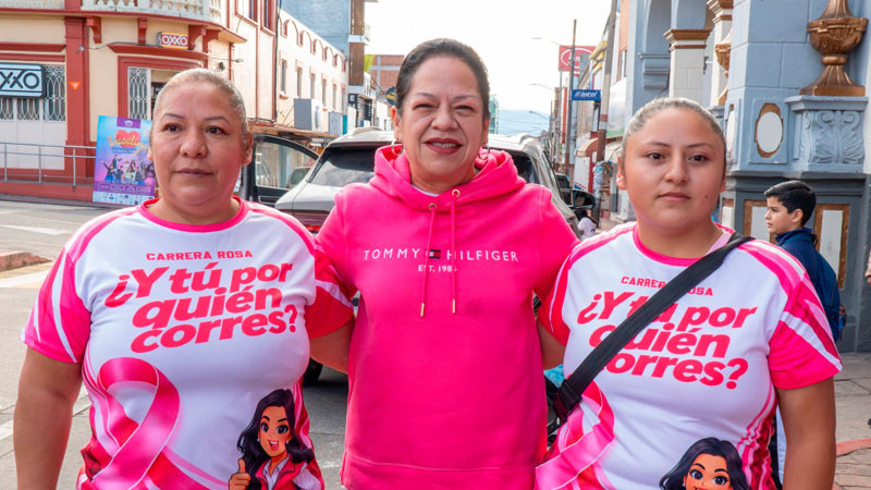 Jeovana Alcántar da el banderazo de salida en la “Carrera Rosa, ¿Y tu por quién corres?”, en Hidalgo, Michoacán 