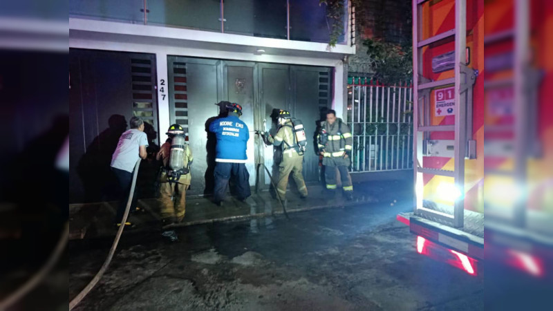 Camioneta se incendia dentro de una vivienda en Morelia, Michoacán; bomberos irrumpen para sofocar las llamas 