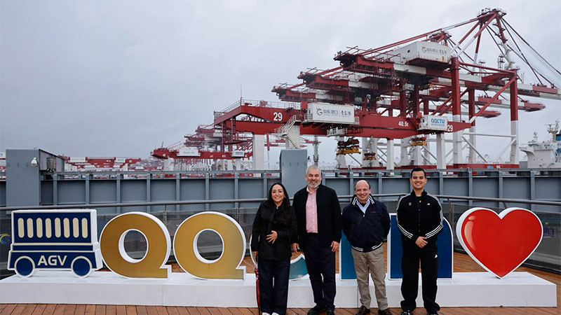 Bedolla visita la terminal automatizada de contenedores del Puerto de Qingdao en China 