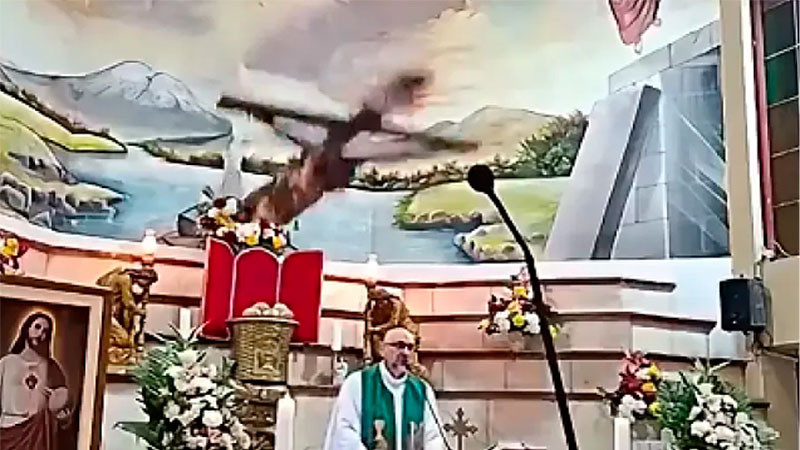 Pierde la vida sacerdote en Ecuador tras caerle una cruz durante una misa transmitida en vivo 