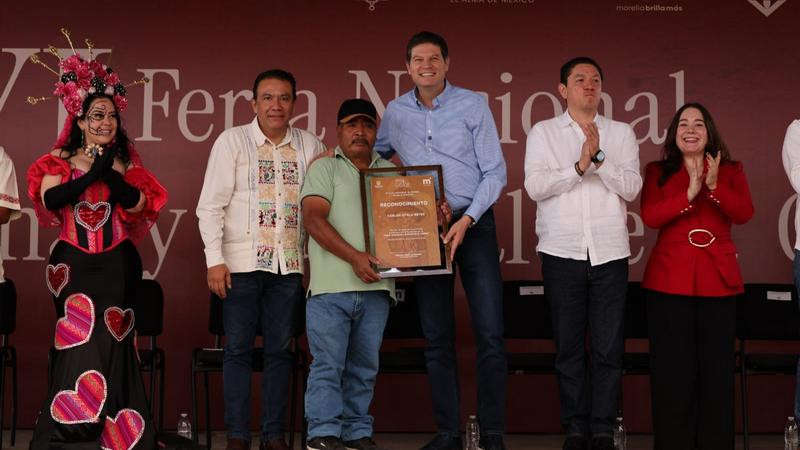 Alfonso Martínez Alcázar inaugura la Feria Nacional Artesanal de la Catrina de Capula 