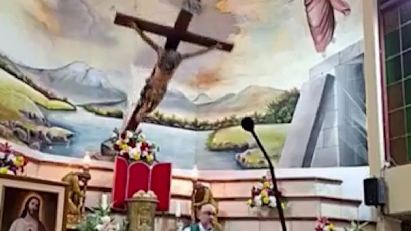 Sacerdote pierde la vida tras caerle crucifijo durante misa 