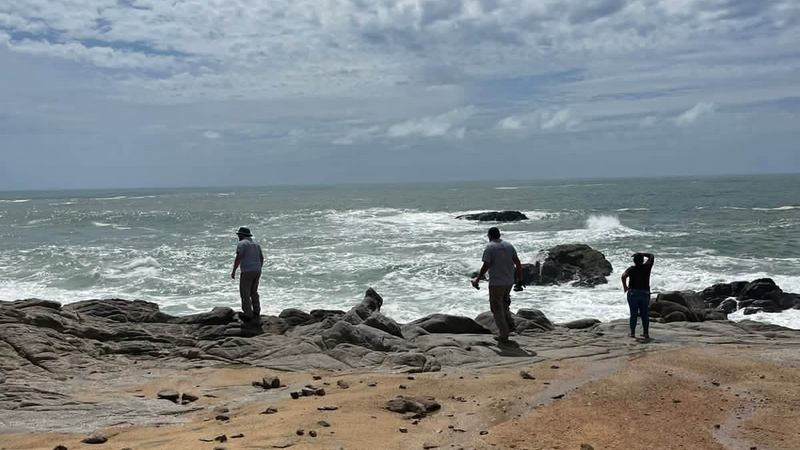 Cae mujer al mar en playa de Faro de Bucerías, en Aquila, Michoacán 
