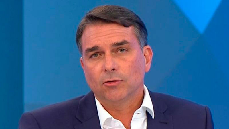 Justicia brasileña investiga a Flávio Bolsonaro por lavado de dinero; político derechista lidera carrera presidencial 