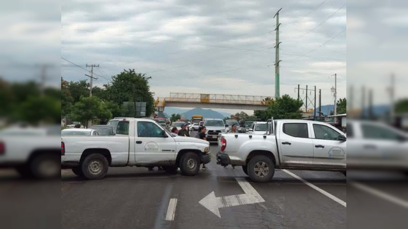 Estallan productores de Tierra Caliente de Michoacán: Bloquean la carretera Apatzingán - Cuatro Caminos contra venta de empacadora  