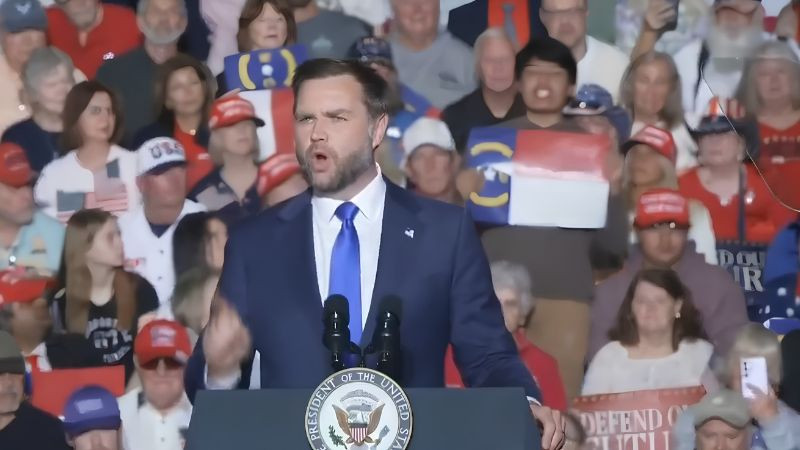 JD Vance insinúa que manifestante es inmigrante ilegal durante mitin en Carolina del Norte 