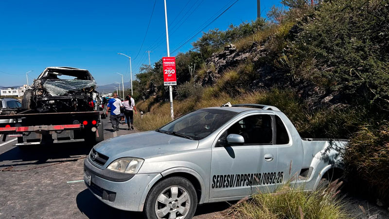 Choque y volcadura en el libramiento Surponiente de Querétaro 