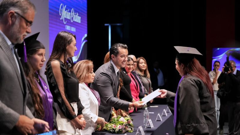 Concluyen sus estudios 451 alumnas de la Universidad de las Mujeres en Querétaro 