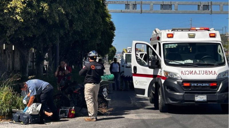 Se registran dos accidentes de motociclistas en Paseo de la República y 5 de Febrero, en Querétaro 