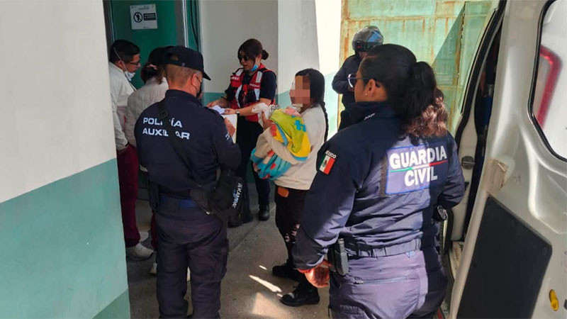 Trasladan en ambulancia al Hospital Infantil de Morelia a menor que convulsionó  