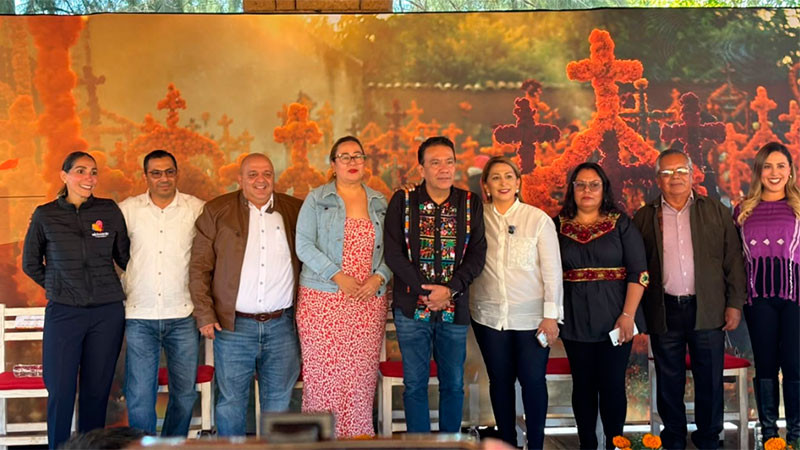 Sectur Michoacán entrega apoyo económico a comunidades para Día de Muertos 