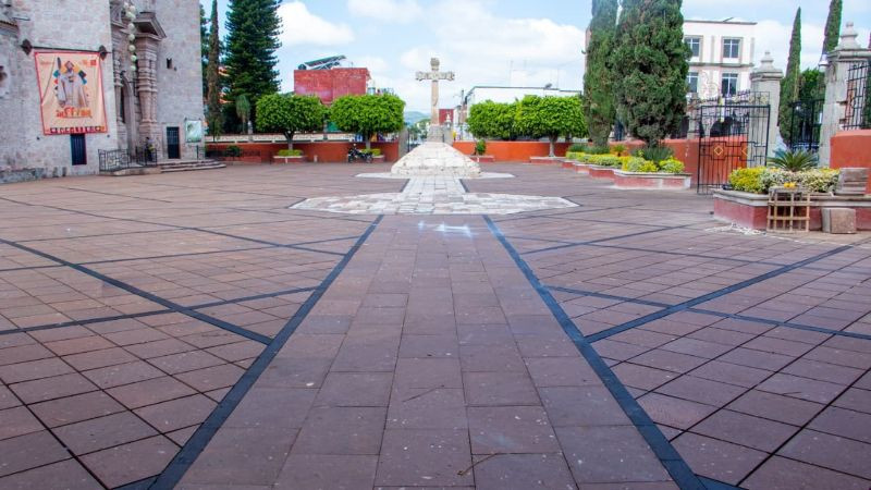 Alexis Velázquez supervisa restauración del atrio de la parroquia de Huandacareo 