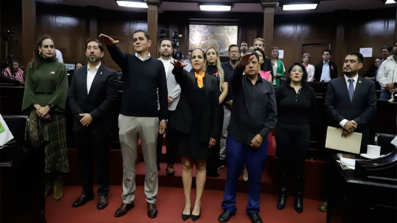 Congreso del Estado de Michoacán toma protesta a sindica y dos regidores del municipio de Chavinda 