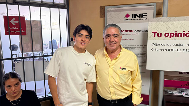 Gilberto Mora da el salto a la mayoría de edad y tramita su primera credencial del INE 