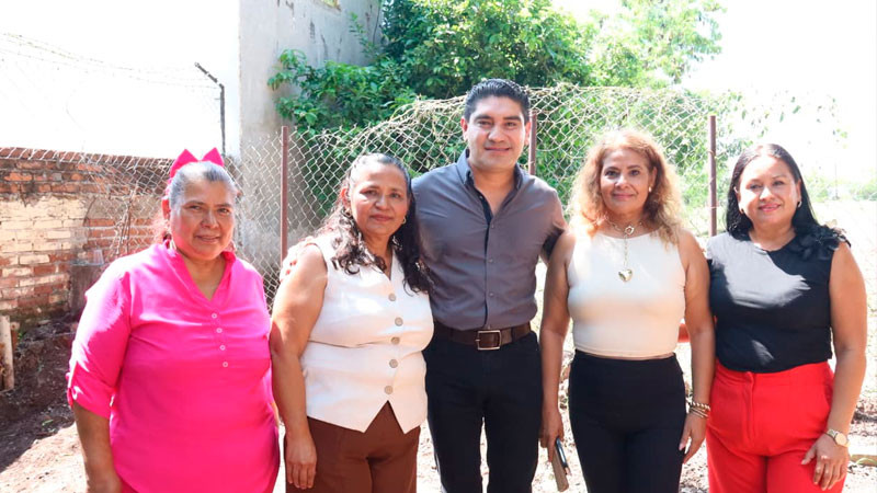 Pablo Varona construye barda perimetral en Kinder "María Montessori " 