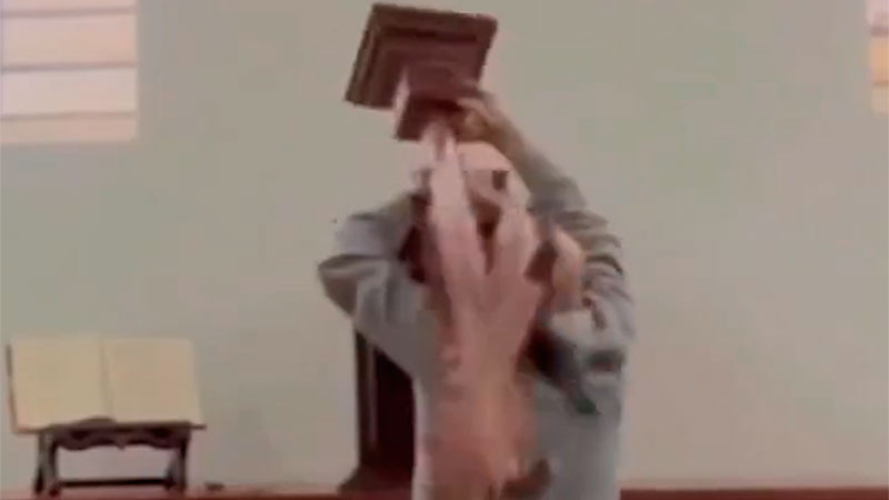 Cae cruz sobre sacerdote durante una misa en Colombia; sobrevive al accidente 