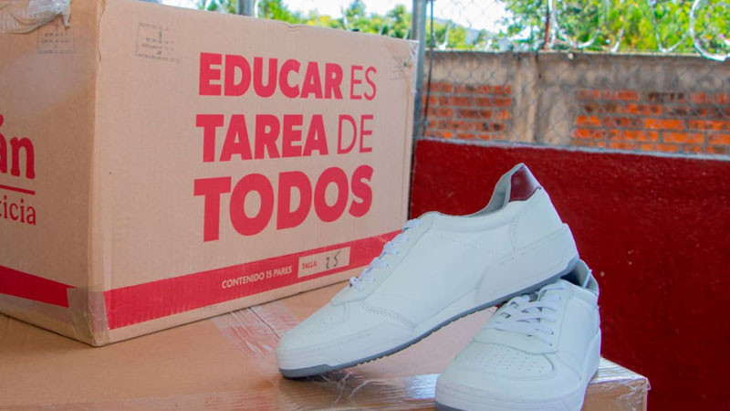 Alexis Velázquez entrega tenis a Secundaria con el programa Jalo a Estudiar, Jalo por la Paz 