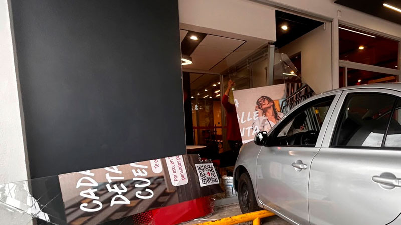 Conductora se equivoca de pedal y termina chocando contra sucursal bancaria en avenida Constituyentes; ocurrió en Querétaro 