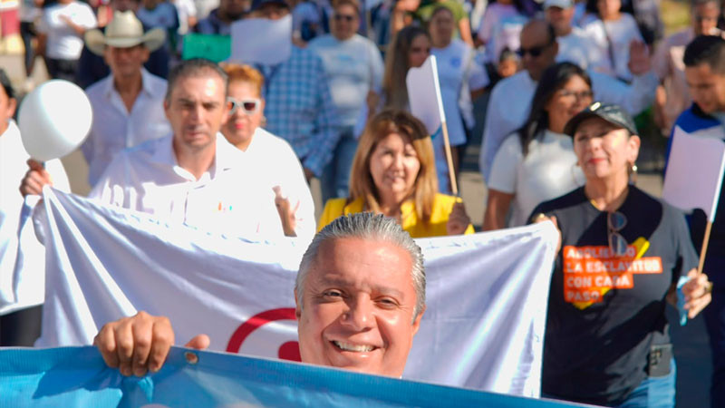 Luis Navarro acompaña a las familias de Villas del Pedregal en la Marcha por la Paz 