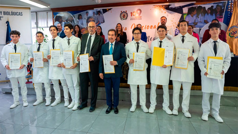 UMSNH reconoce vocación humanista de las y los médicos  