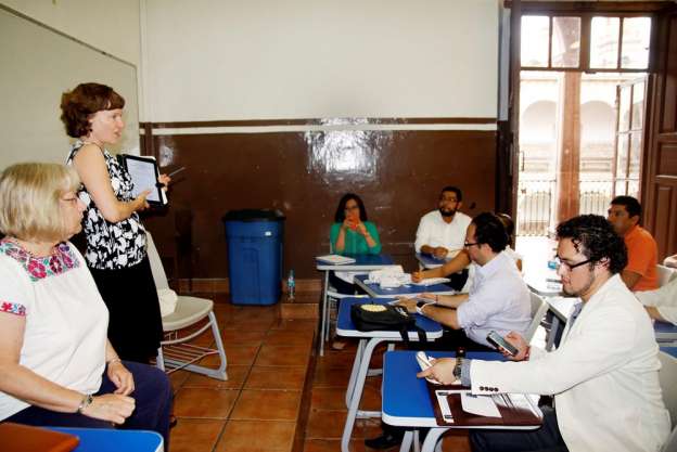   Capacitan académicos de EU a profesores de inglés en el Colegio de San Nicolás 