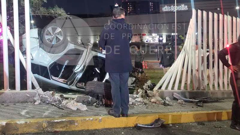 Auto queda destrozado al volcar y quedar dentro de la plaza comercial Antea en Querétaro 
