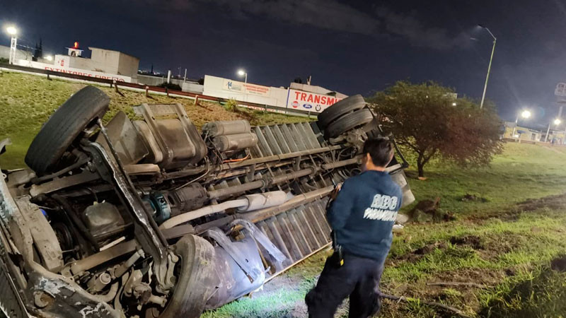 Tráiler sale del camino y vuelca en la autopista México-Querétaro 