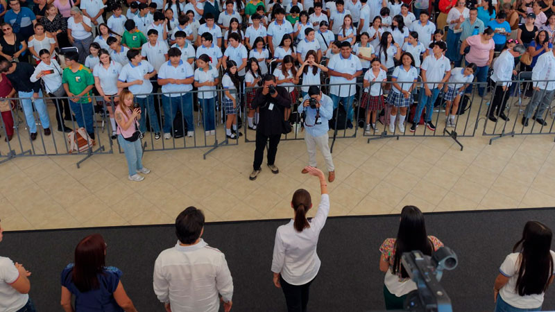 Claudia Sheinbaum expone trabajos por las juventudes de Apatzingán 