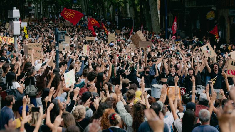 Detienen a casi mil personas durante nuevas protestas en Francia 