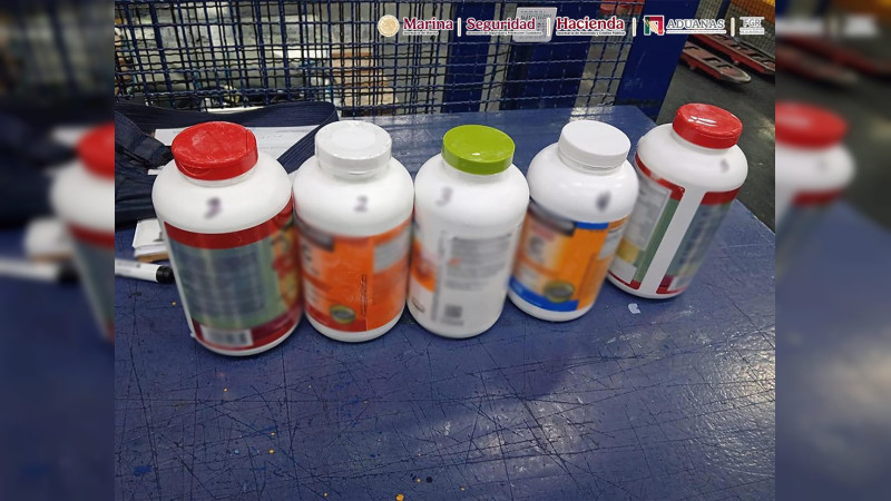 Destapan cargamento millonario en el AICM: detienen a colombiano que llevaba 8,659 pastillas en frascos de suplementos 