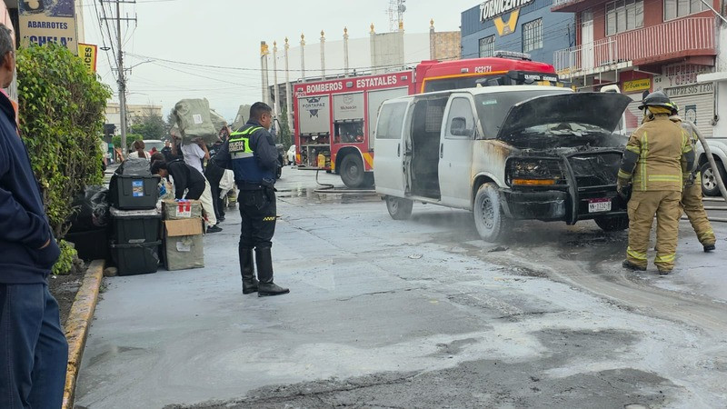 Se incendia camioneta en la colonia Nueva Valladolid de Morelia 