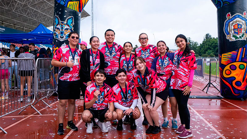 Cifra récord de participantes en la 13ª Carrera Atlética Nicolaita; Yarabí Ávila entrega medallas  