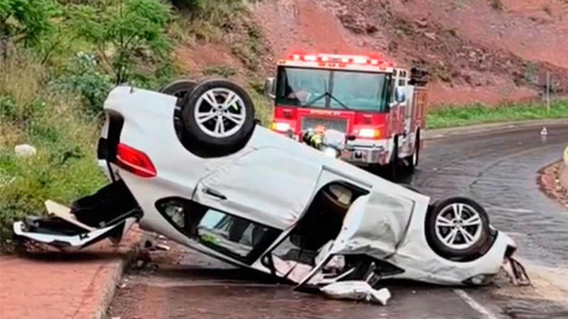 Vuelca camioneta en la carretera a Tequisquiapan  