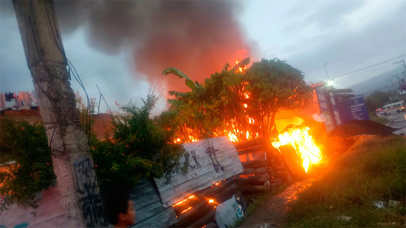 Hombre prende fuego al domicilio de su mamá; solo hubo daños materiales 