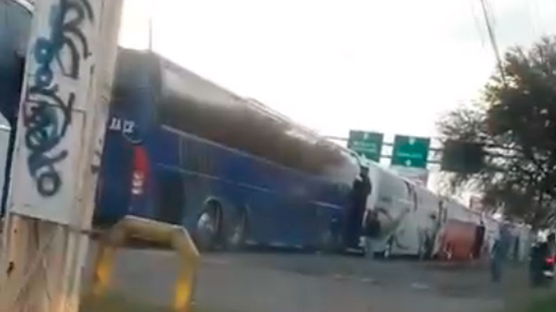 Comienzan a concentrarse transportistas en el bulevar Aeropuerto de León por paro nacional  