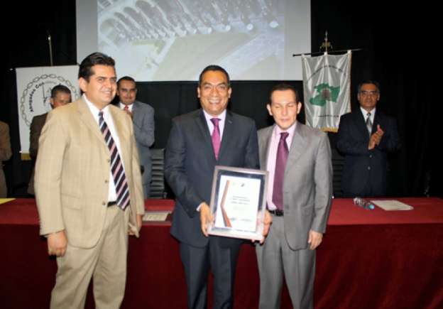 Entregan Colegio de Abogados de Michoacán y Conciencia Laboral AC, reconocimiento a Adrián López Solís 