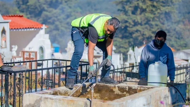 Dayana Pérez Mendoza encabeza jornada de limpieza en el panteón de Santa Clara del Cobre rumbo a la Noche de Ánimas 