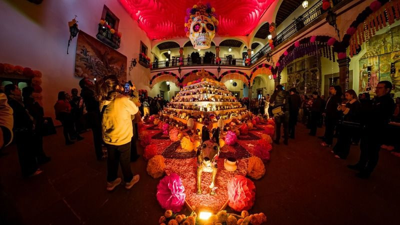 Inauguran altar de muertos con más de mil 200 fotografías en Palacio de Gobierno de Querétaro 