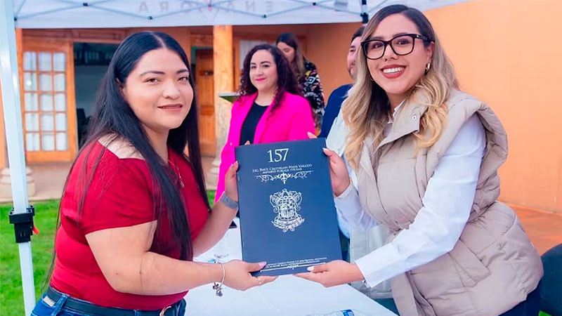 Dayana Pérez Mendoza entrega escrituras a familias de la colonia Jesús Pérez Gaona 