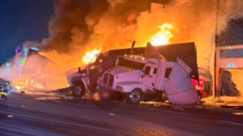 Tráiler se impacta contra bloqueo de transportistas en Edomex; provoca incendio de varias unidades 