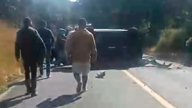 Choque volcadura en Zacapu, Michoacán deja daños materiales 