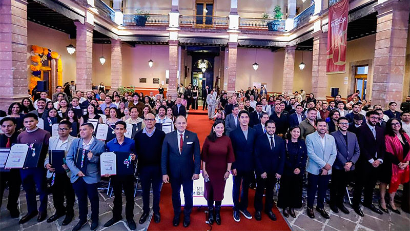 Congreso de Michoacán reconoce el aporte a la sociedad de las juventudes michoacanas 