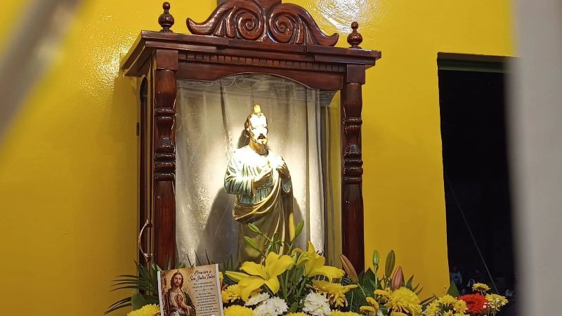 Feligreses llegan a la comunidad La Concha, en Celaya, para celebrar a San Judas Tadeo 