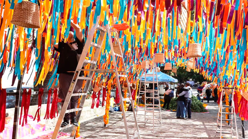 Arco floral de Morelia da bienvenida a celebración del Día de Muertos 